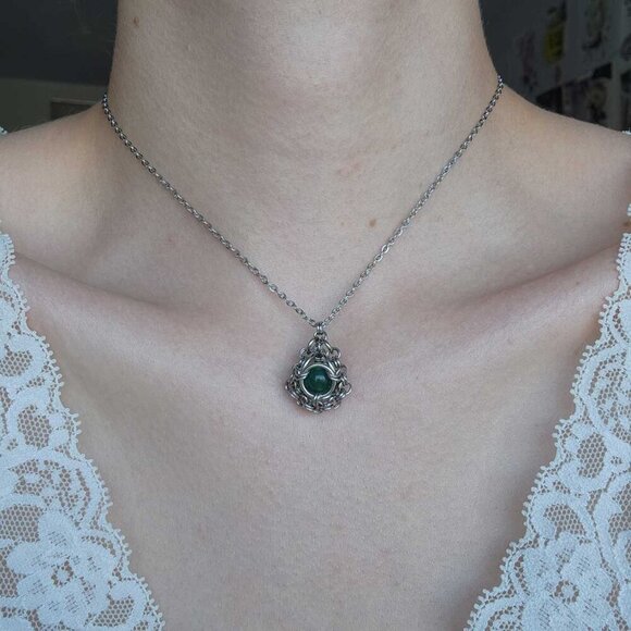 Vintage antique green teardrop necklace with a small silver chain - Picture 5 of 5